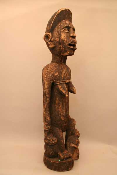 kongo(maternité), d`afrique : Rép.démoncratique du Congo., statuette kongo(maternité), masque ancien africain kongo(maternité), art du Rép.démoncratique du Congo. - Art Africain, collection privées Belgique. Statue africaine de la tribu des kongo(maternité), provenant du Rép.démoncratique du Congo., 1085/4114.Très ancienne et grande maternité Bas-Kongo(Mayombe) appelée pfemba, représentant une ancêtre,la jambe droite agenouillée par terre,l